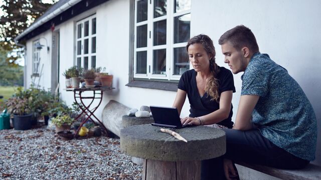 Nordea_xx_small-Mother and son with tablet in the garden